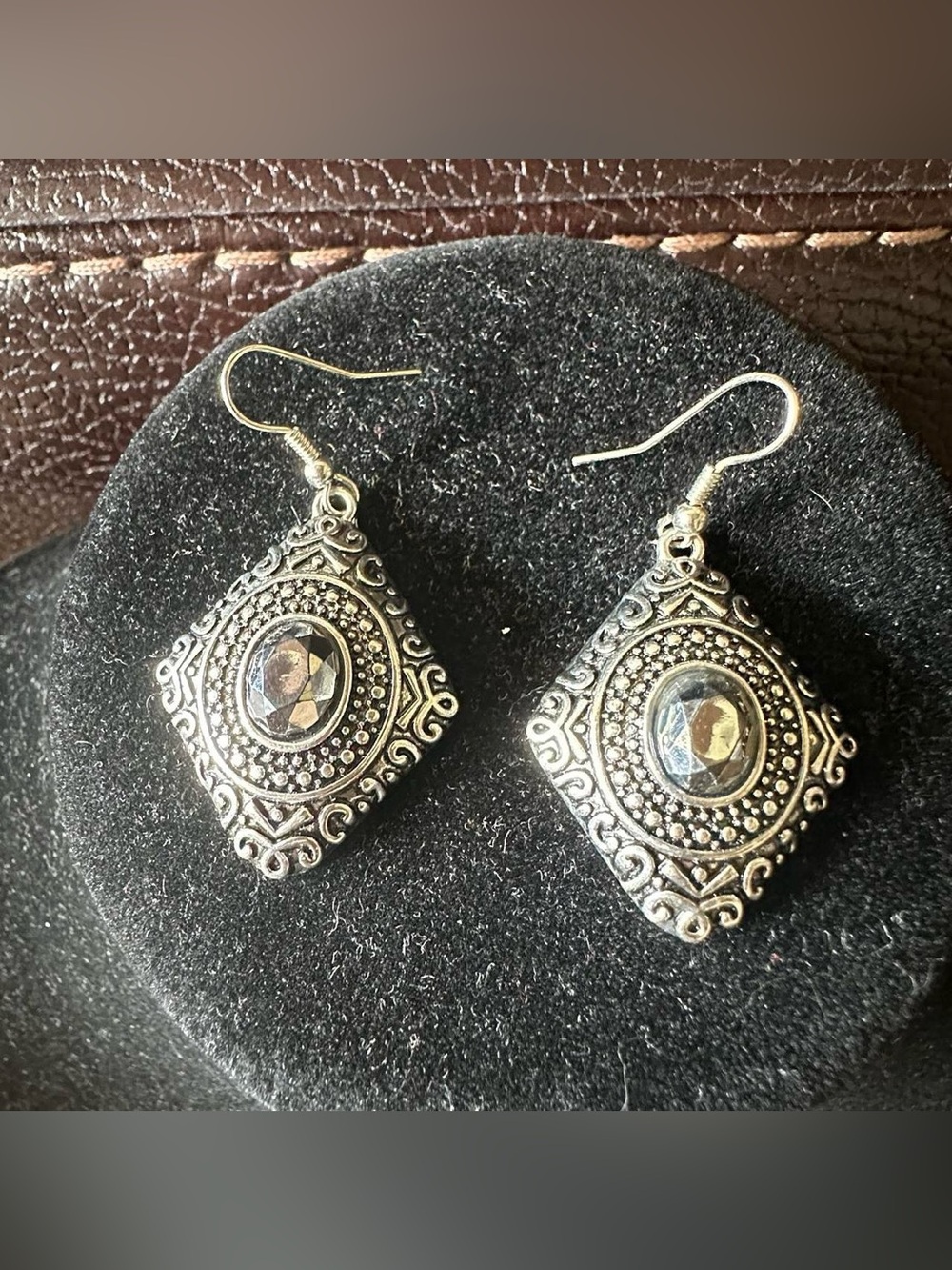 Vintage diamond shaped elegant silver colored earrings.